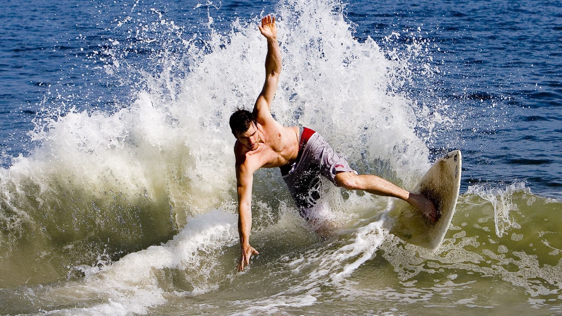 世界铁人三项系列赛西班牙站 中国队混合接力再获佳绩，西班牙铁人三项运动员让对手先冲线争议